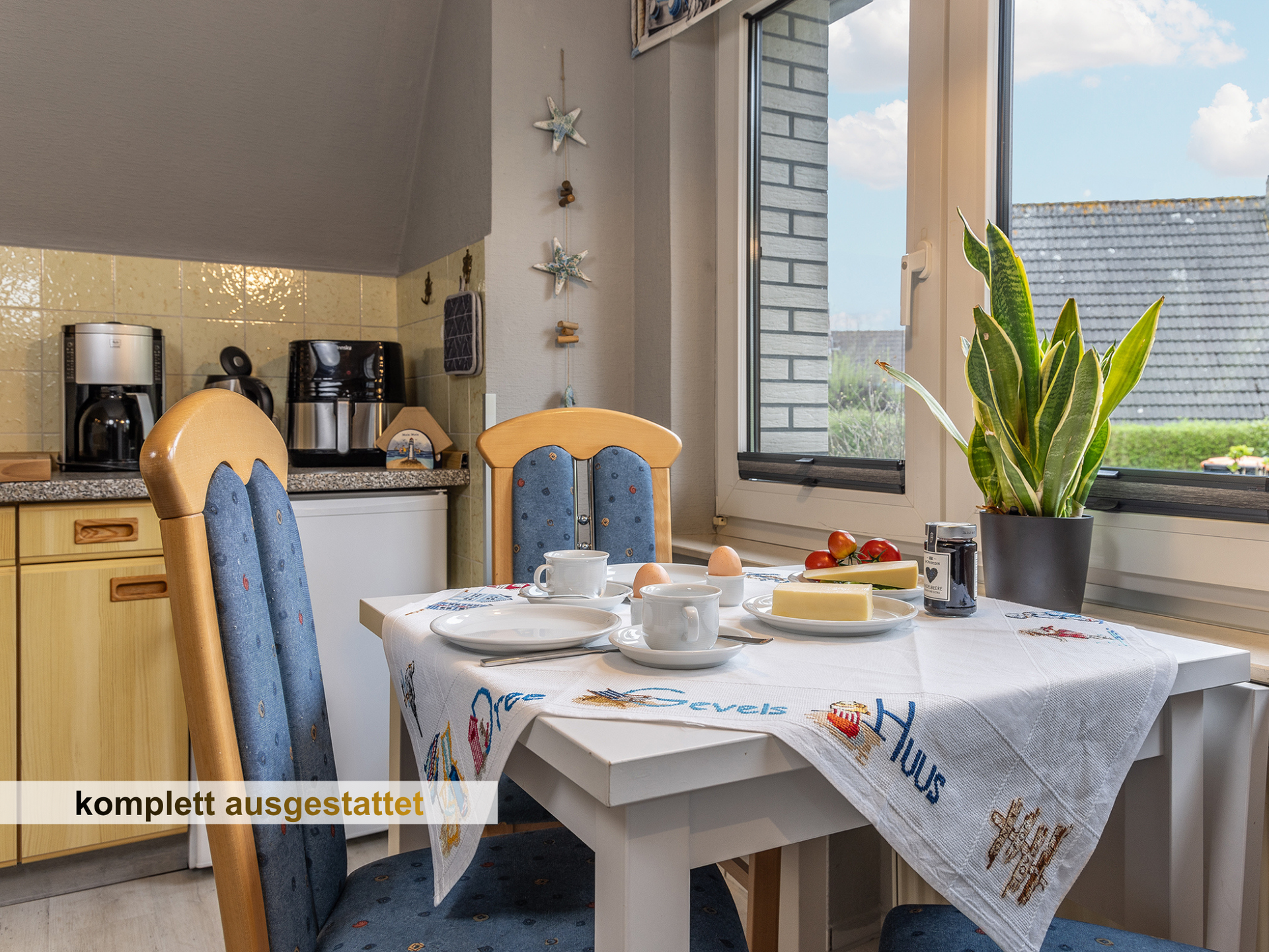 komplett ausgestattete Küche mit nordischem Flair in der Ferienwohnung KUMM RIN