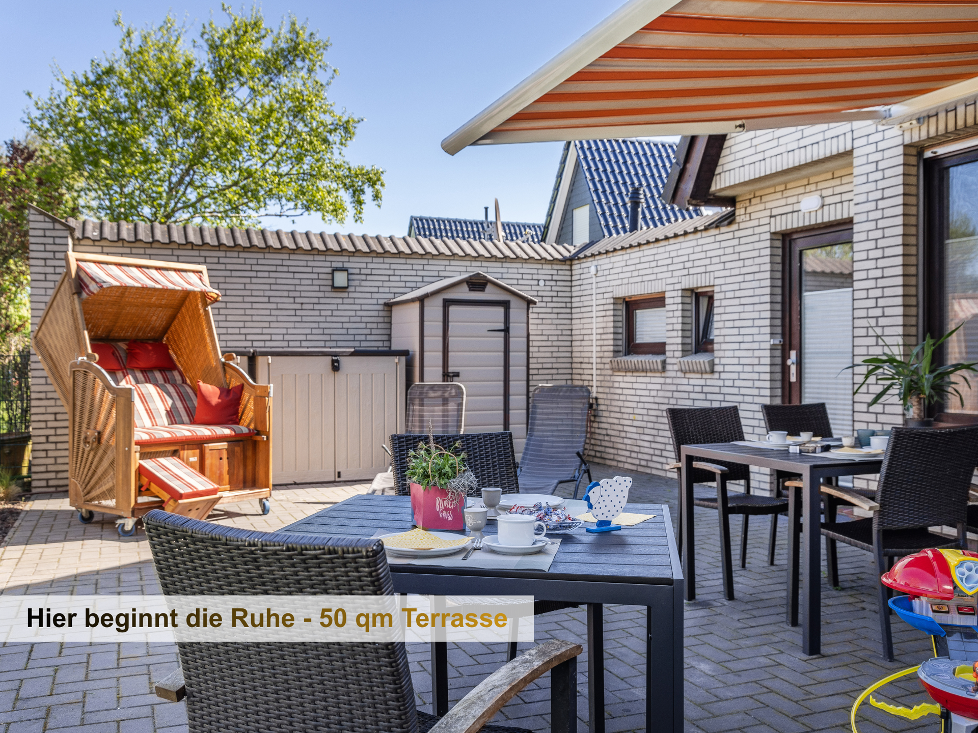 Sonnenterrasse mit Strandkorb  im DreeGevelsHuus direkt hinter dem Deich