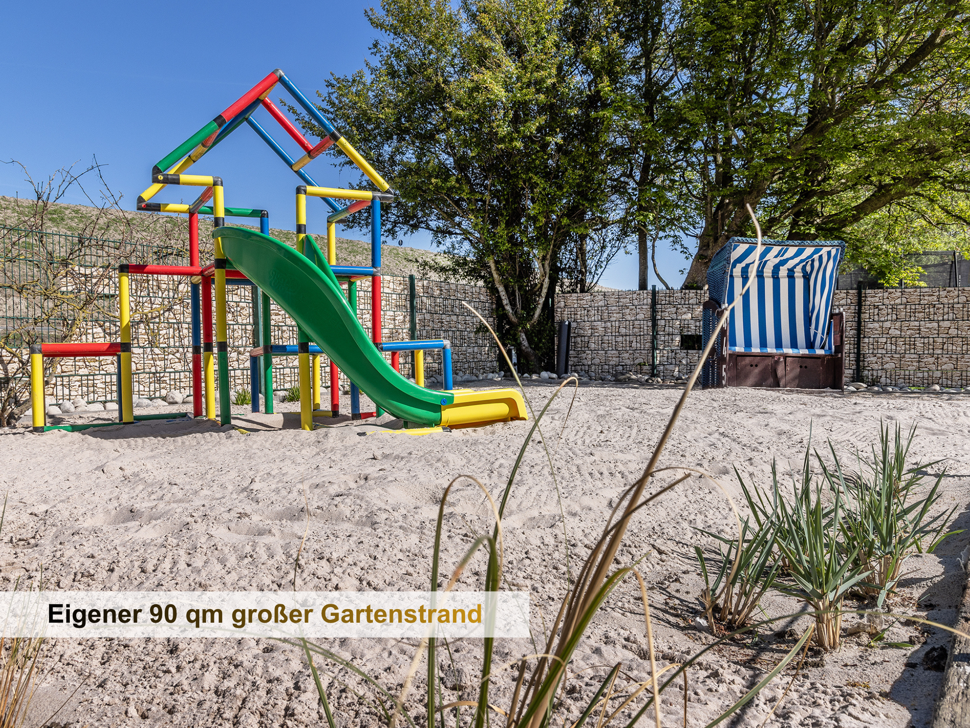 Eigener Spielplatz im Garten der Ferienwohnung KUMM RIN für Familienurlaub