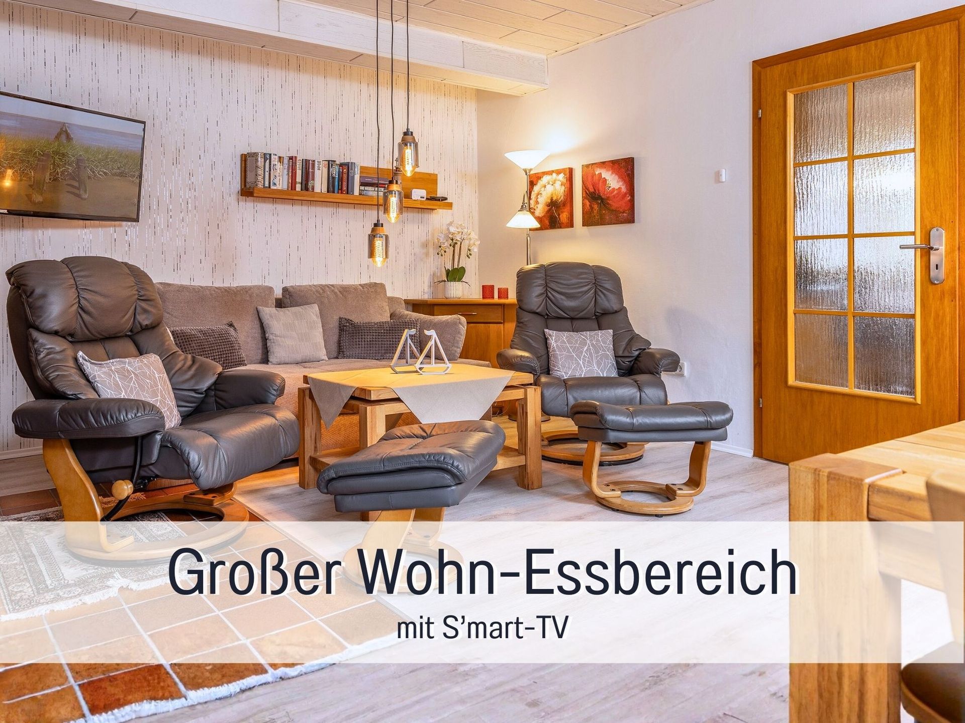 das Wohnzimmer von KUMM RIN mit 2 höchst bequemen Fernsehsesseln