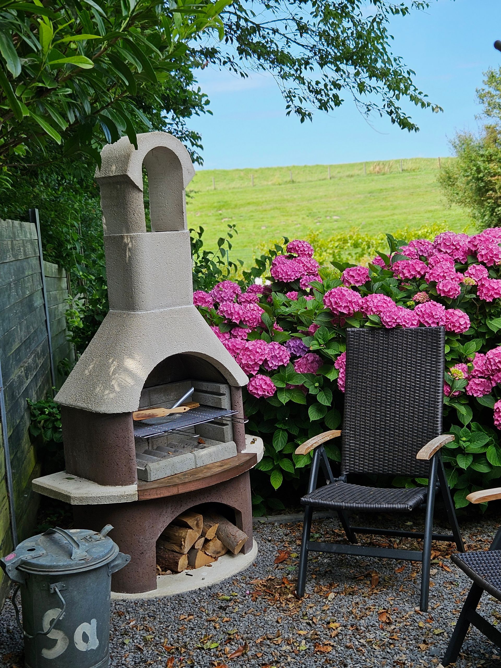 Blühender Garten mit Blick Richtung Deich und Nordsee am DreeGevelsHuus