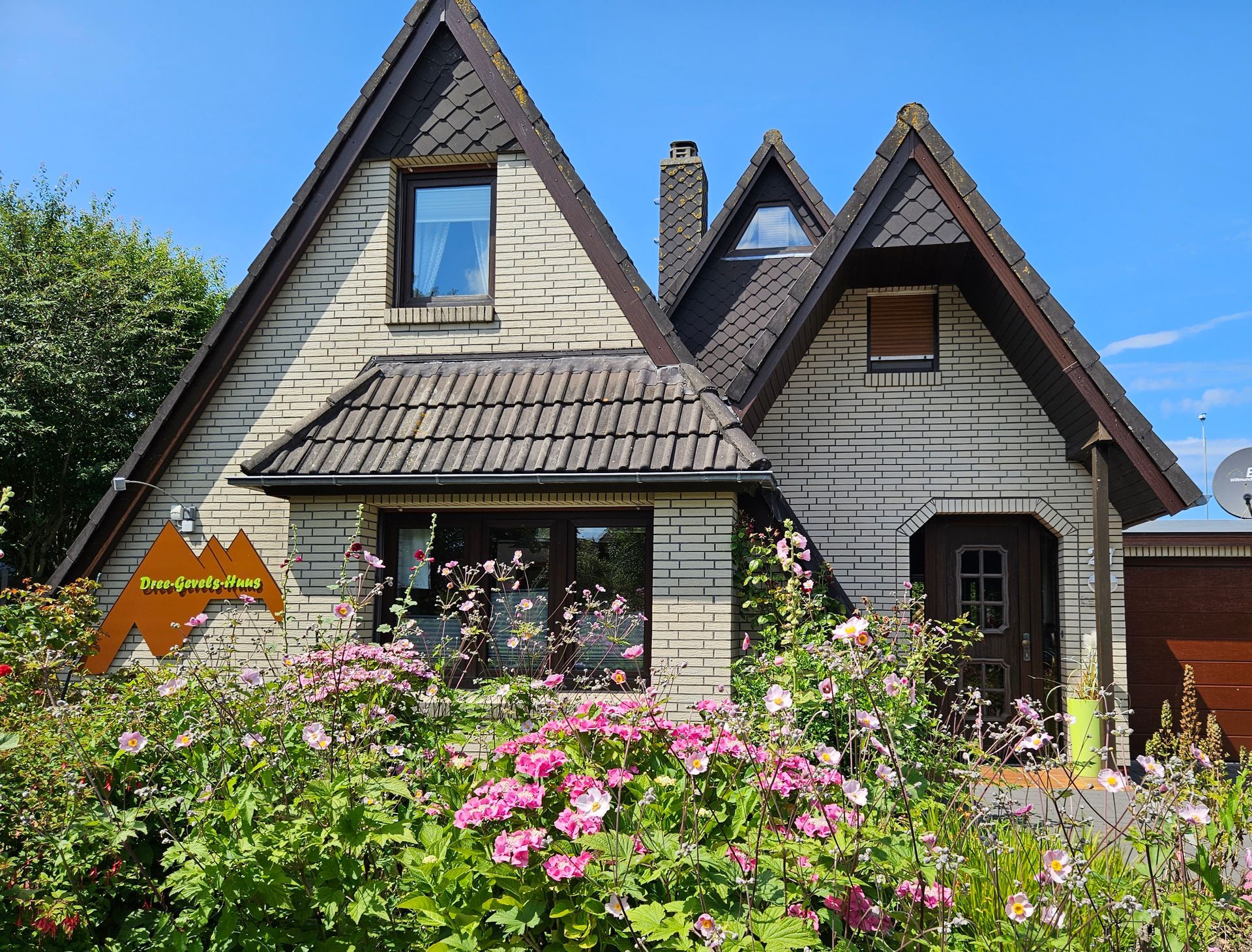 Ein neues Foto des Frienhauses. Und jetzt erkennt man auch, warum es Dree-Gevels-Huus = Drei-Giebel-Haus heißt.