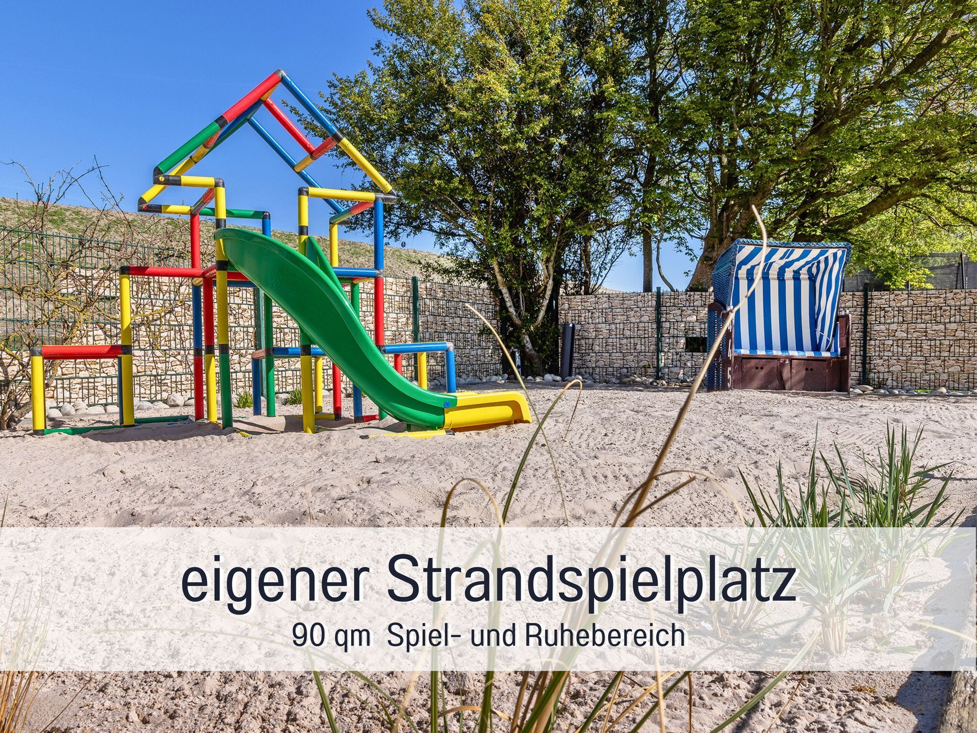 Eigener Strndspielplatz mit Klettergerüst und Rutsche im Garten des DreeGevelsHuuss direkt hinter dem Deich in Harlesiel