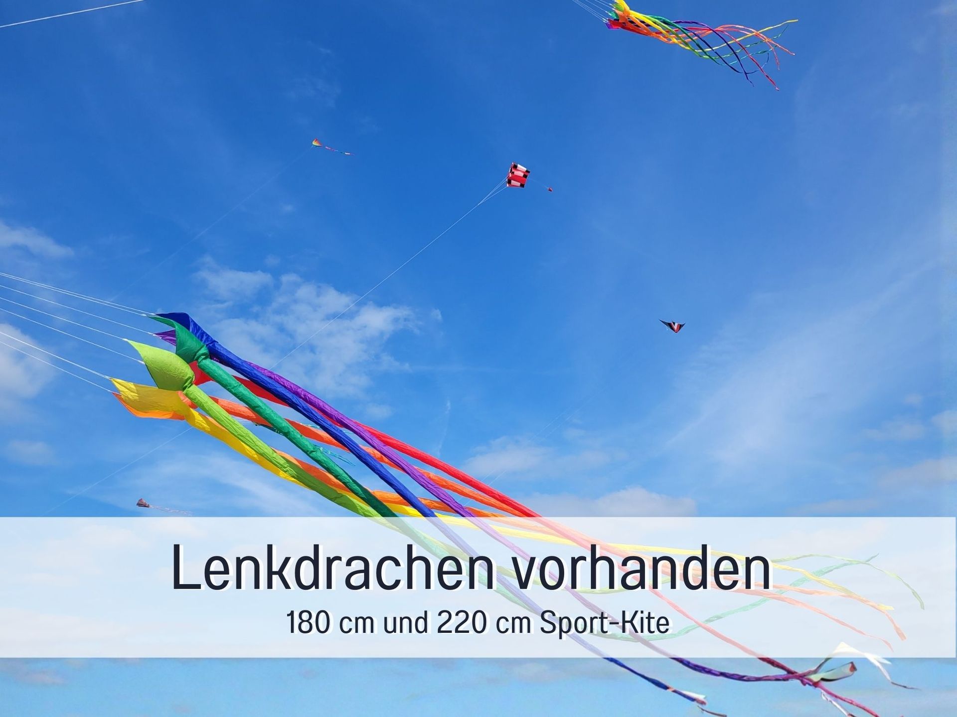 Lenkdrachen am Nordseestrand in Harlesiel bei frischer Küstenbrise