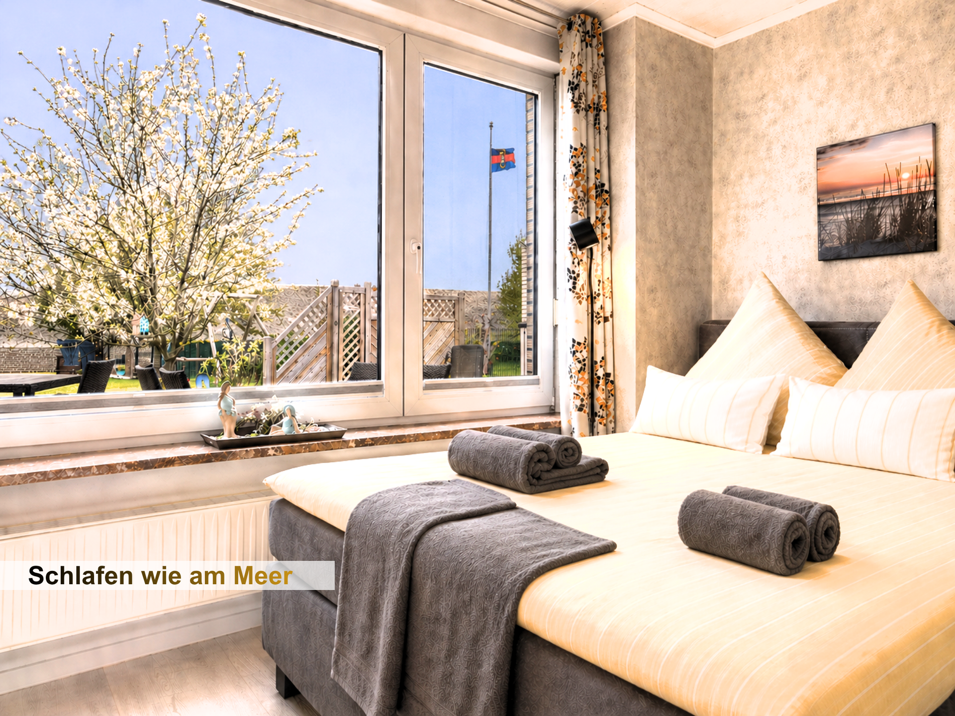 helles Schlafzimmer mit Blick in den Garten der Ferienwohnung KUMM RIN