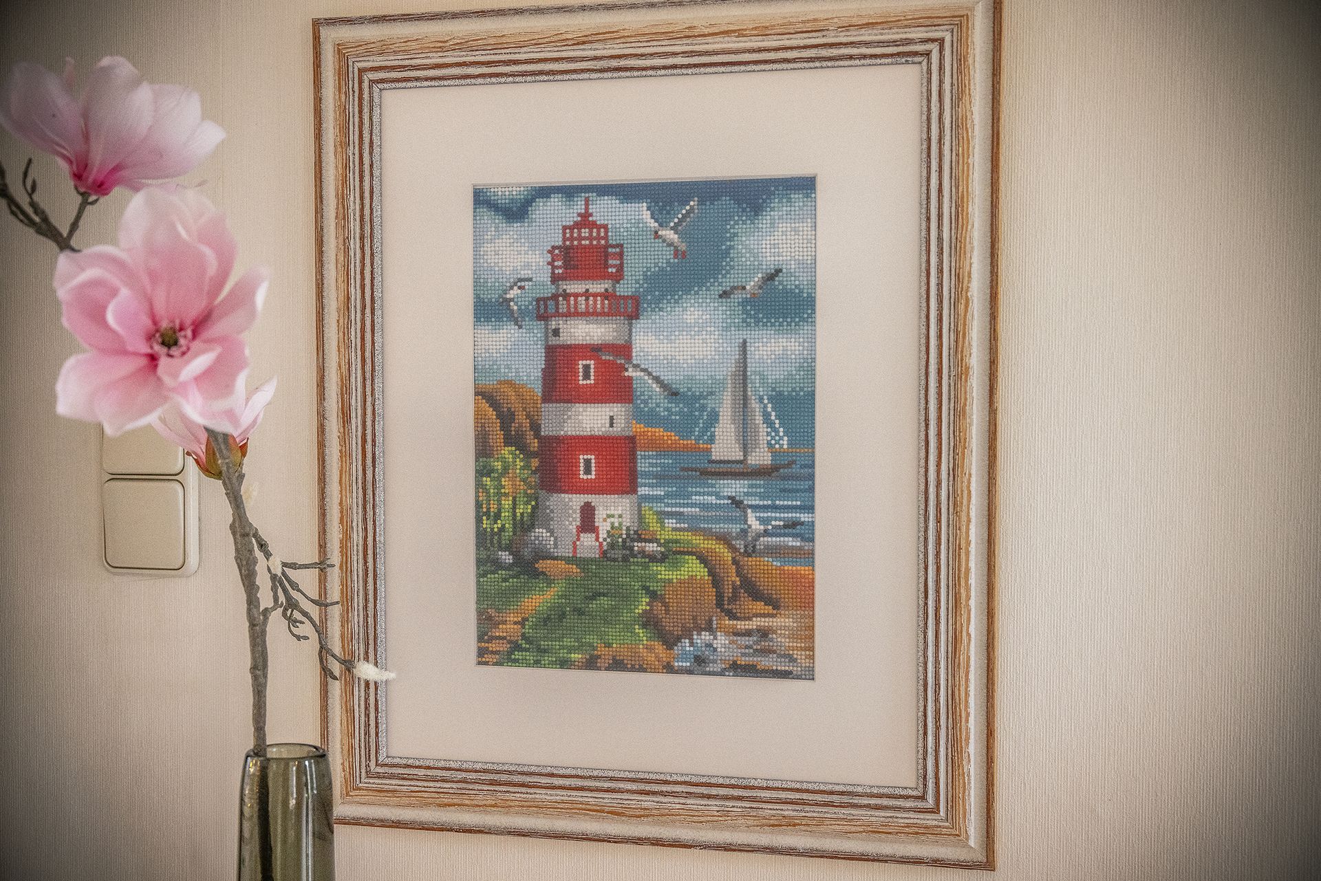 Maritimes Bld mit Leuchtturm im nordischen Wohnstil der Ferienwohnung KUMM RIN