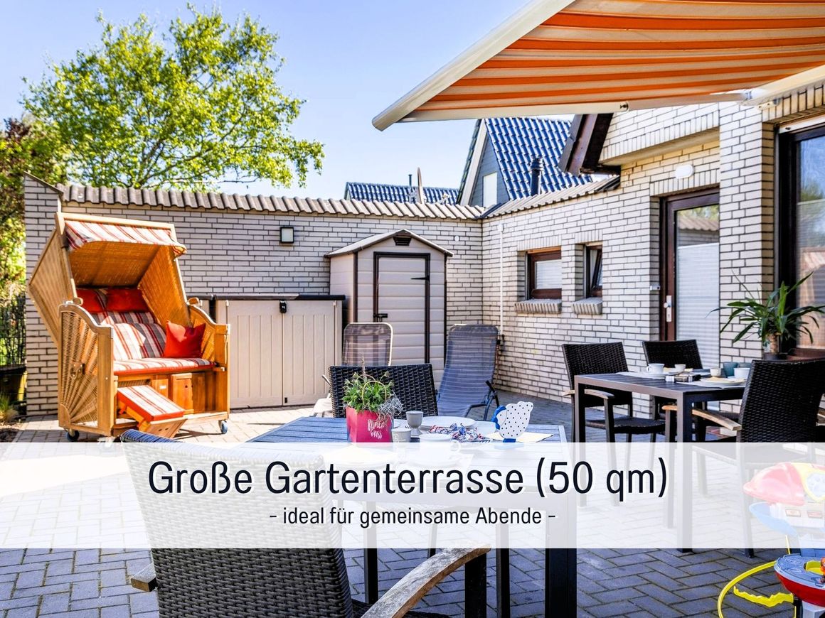 Große Sonnenterrasse mit Strandkorb und Sitzbereich am DreeGevelsHuus nahe Nordsee und Deich