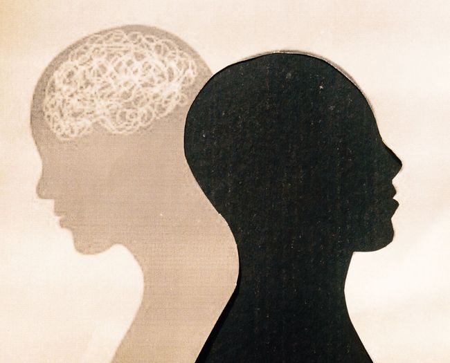 Un dibujo en blanco y negro de la cabeza de un hombre con un cerebro.