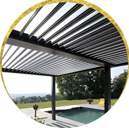 Pérgola negra sobre una piscina. Las lamas están abiertas y ofrecen vistas a un paisaje verde.