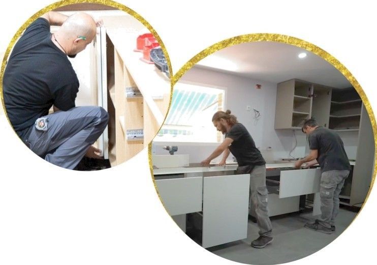 Dos hombres instalando gabinetes de cocina. Uno fija un marco y los otros dos ensamblan cajones.