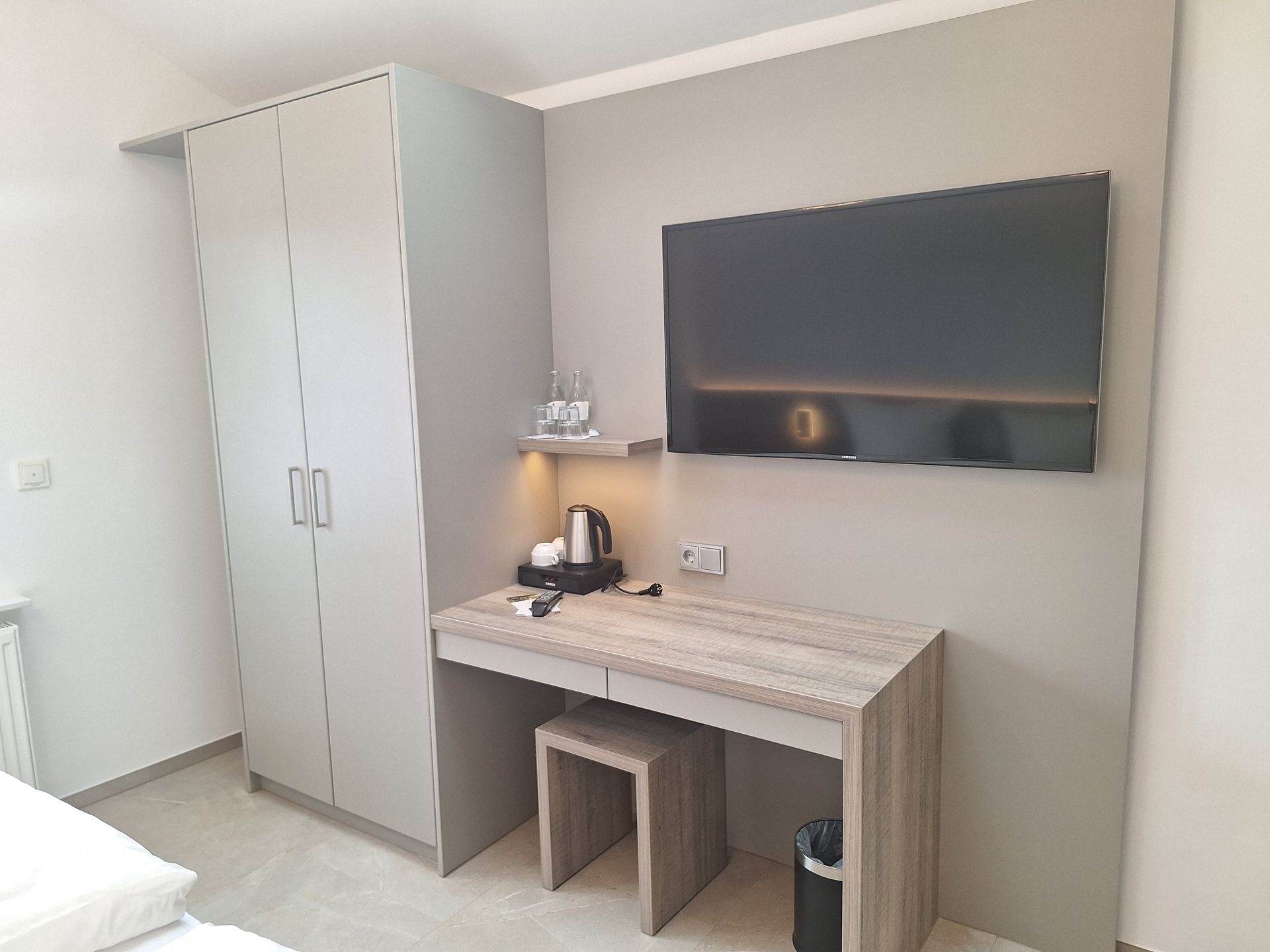 Hotelzimmer mit diverser Ausstattung