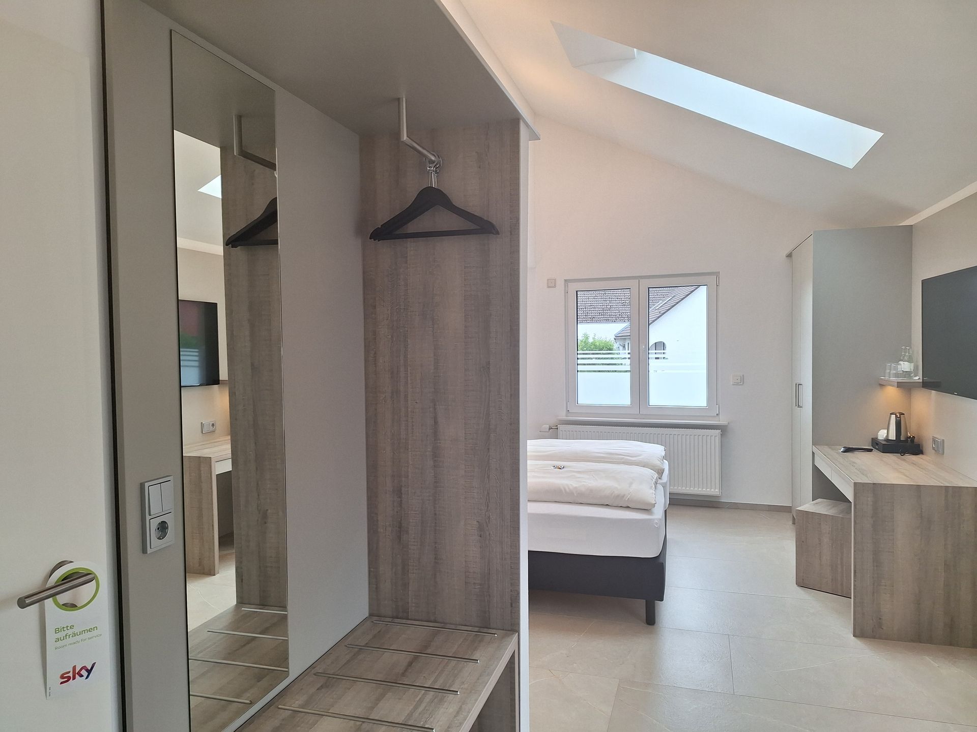 Hotelzimmer mit diverser Ausstattung