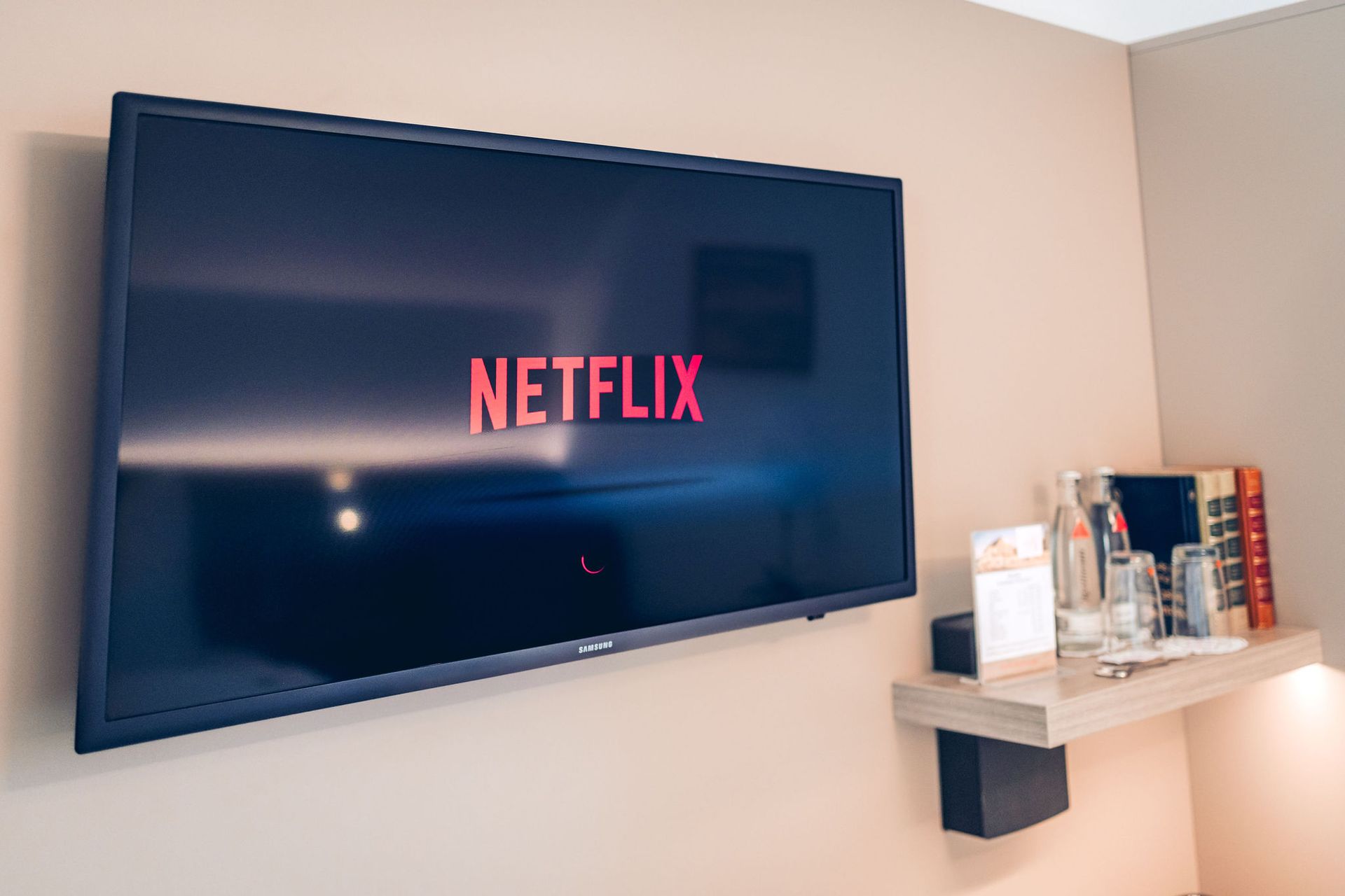 Ferneher im Hotelzimmer