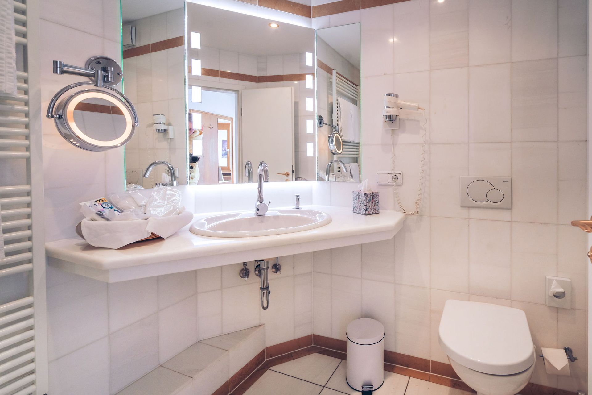 Badezimmer mit Leucht-Spiegelschrank