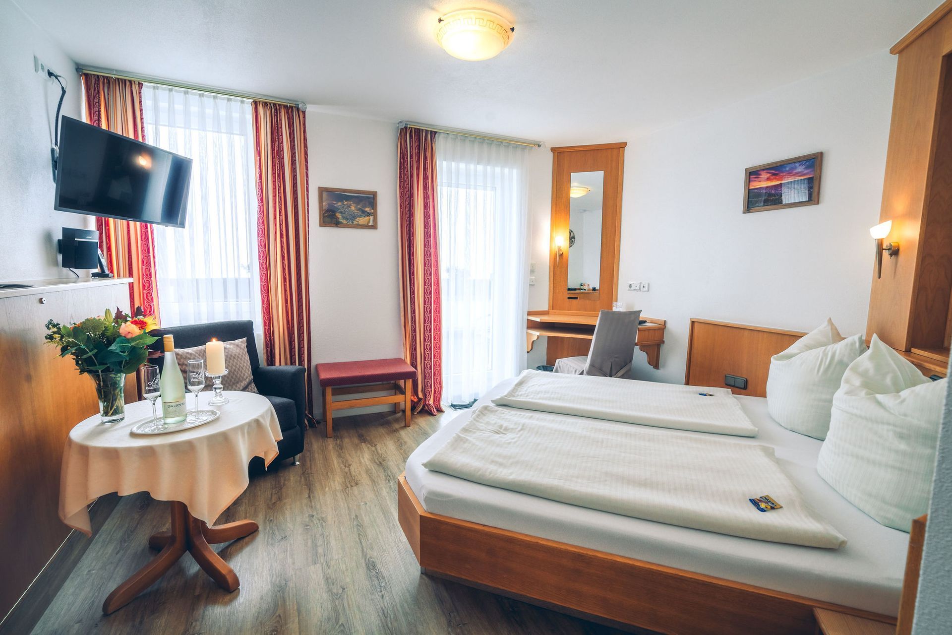 Hotelzimmer mit warmen Farben