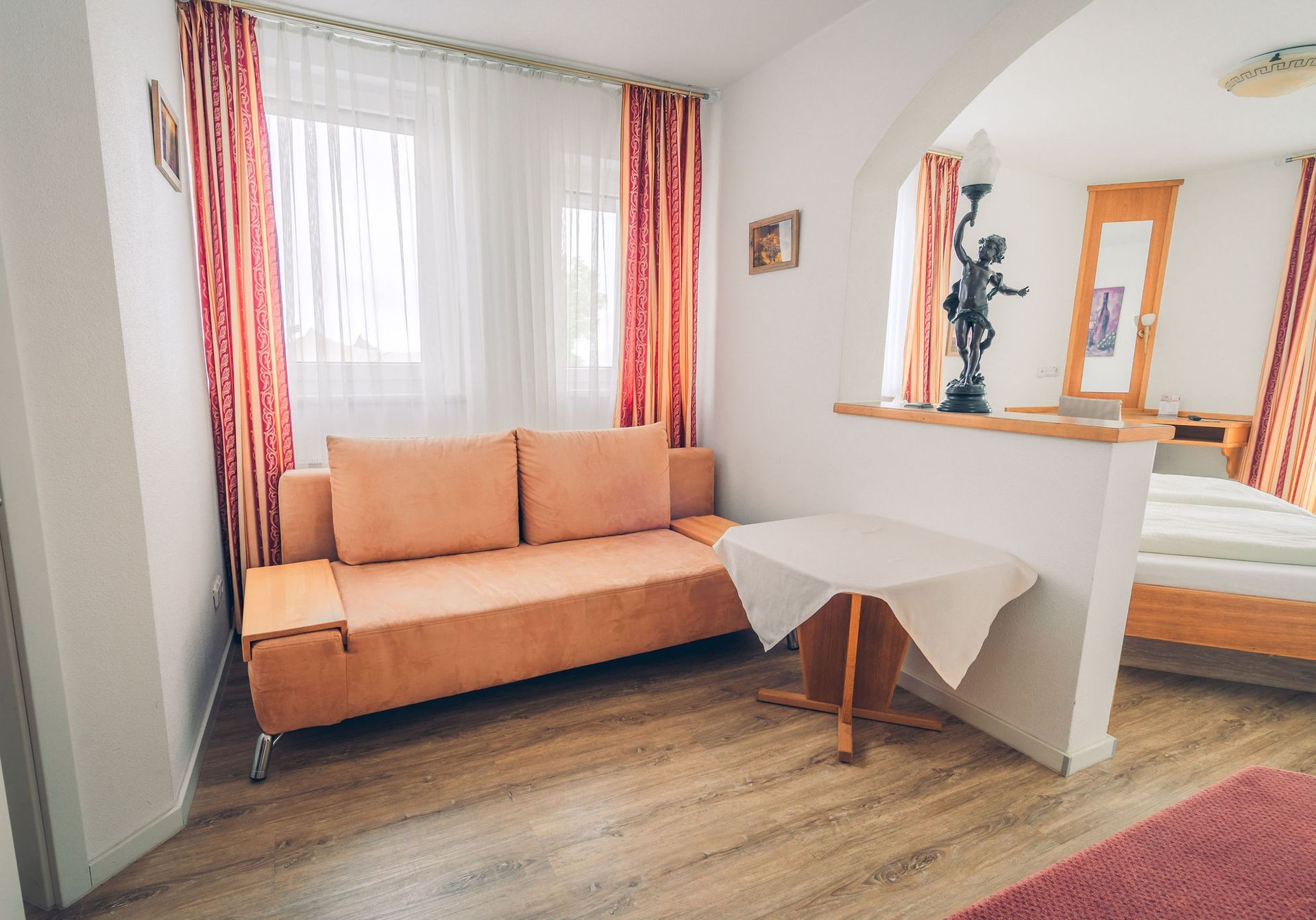 Hotelzimmer mit warmen Farben