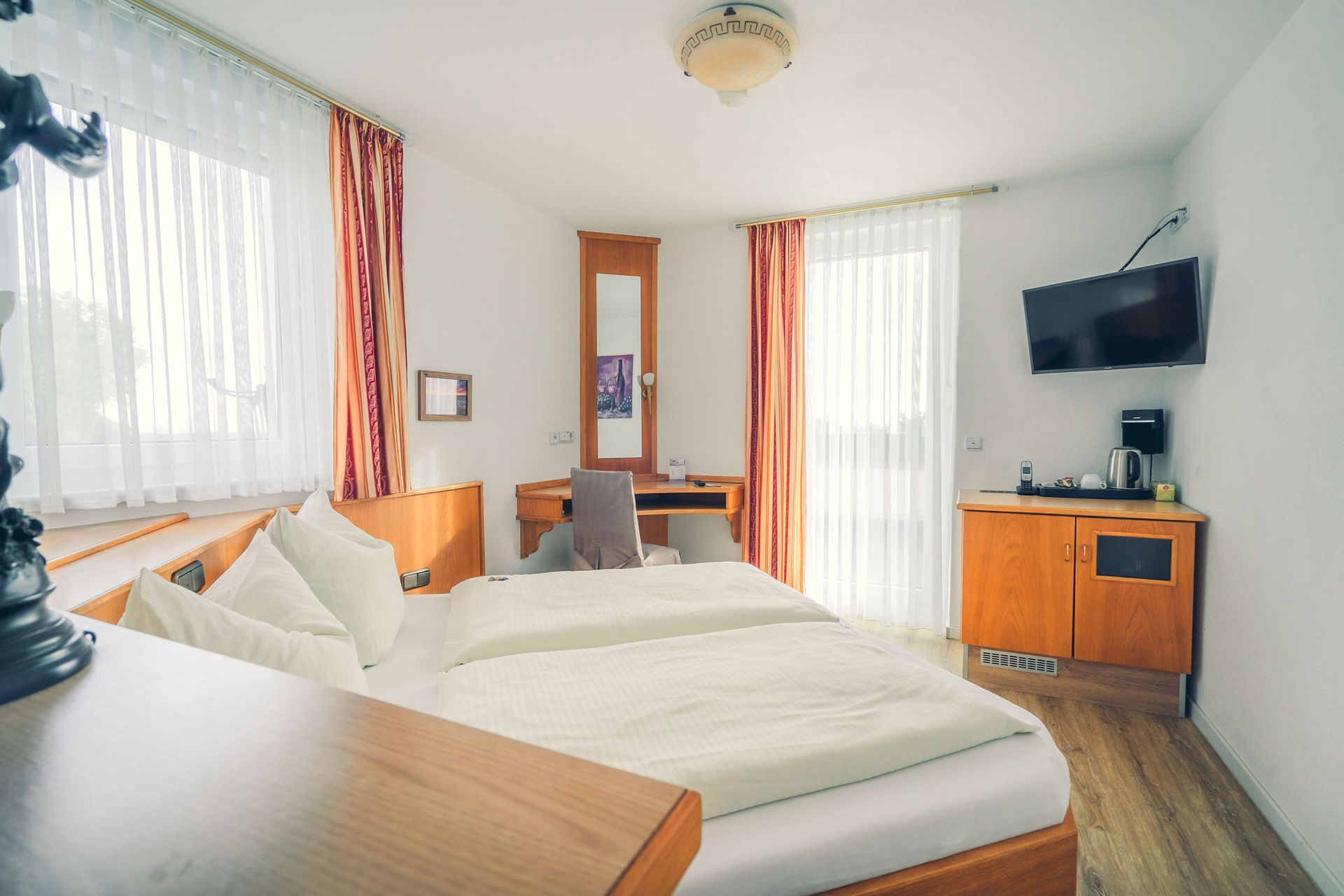 Hotelzimmer mit warmen Farben