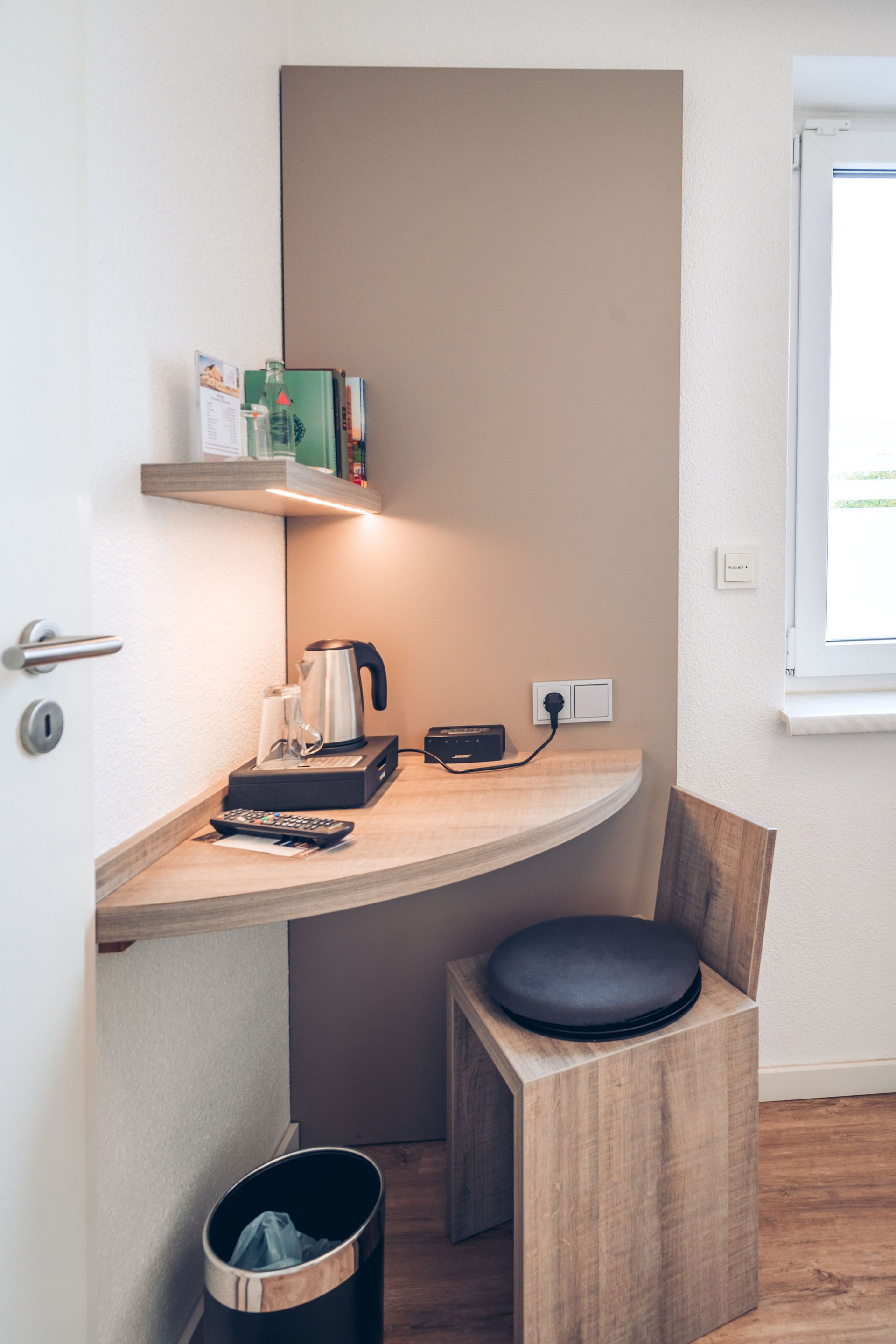 Hotelzimmer mit Tisch