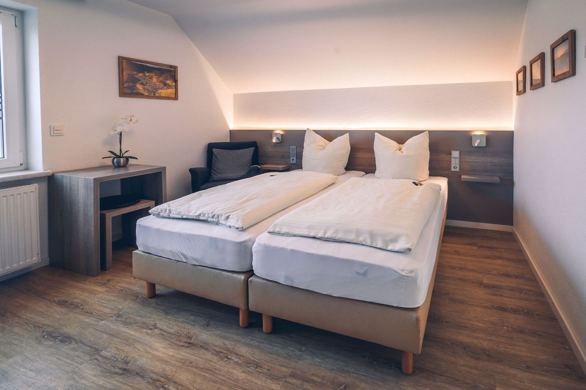 Hotelzimmer mit Doppelbett