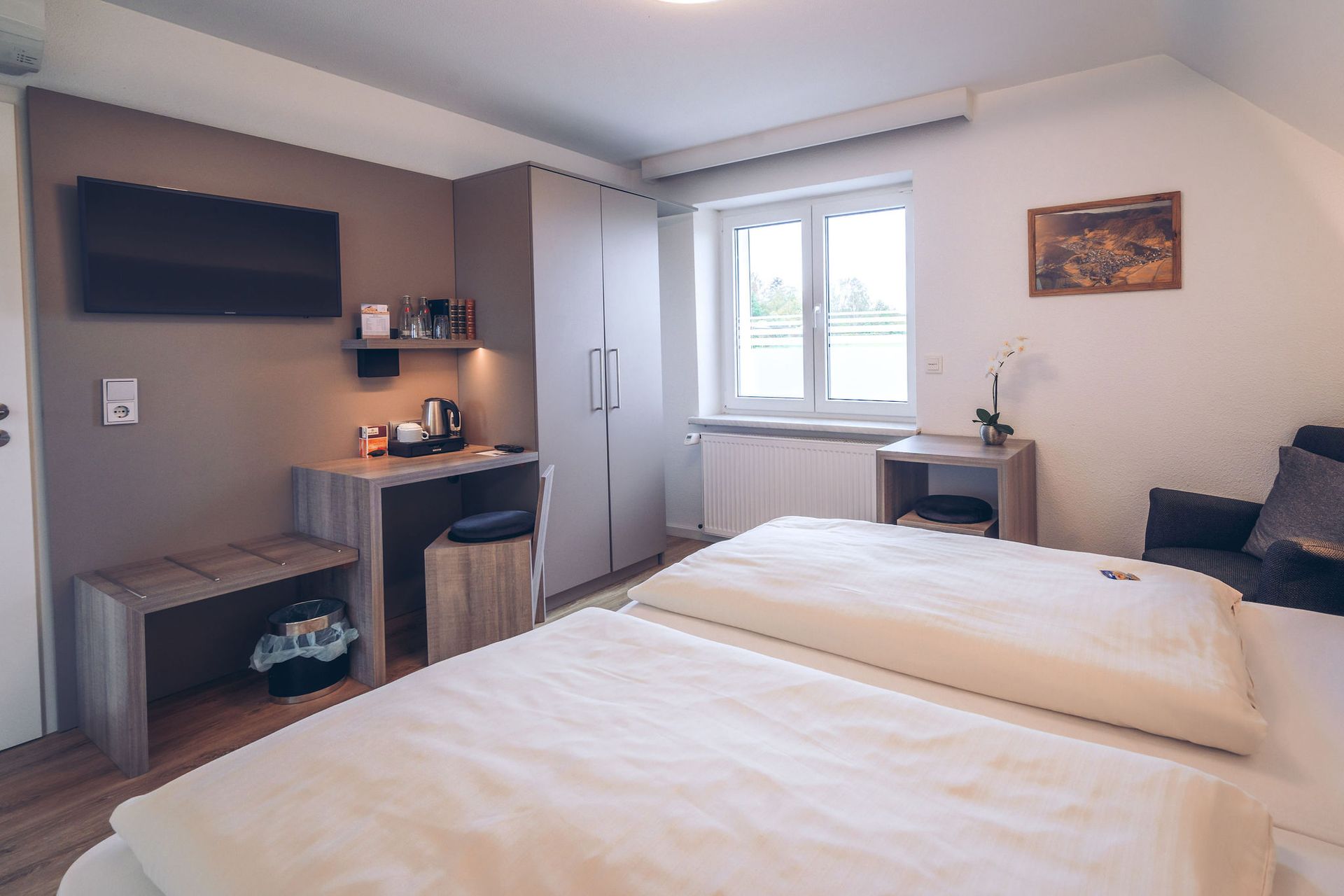 Hotelzimmer mit Doppelbett Gesamtansicht