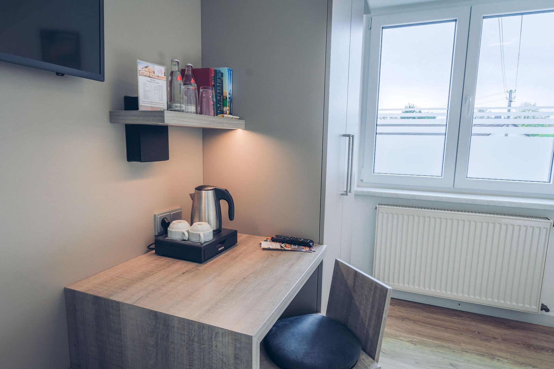 Hotelzimmer mit Tisch