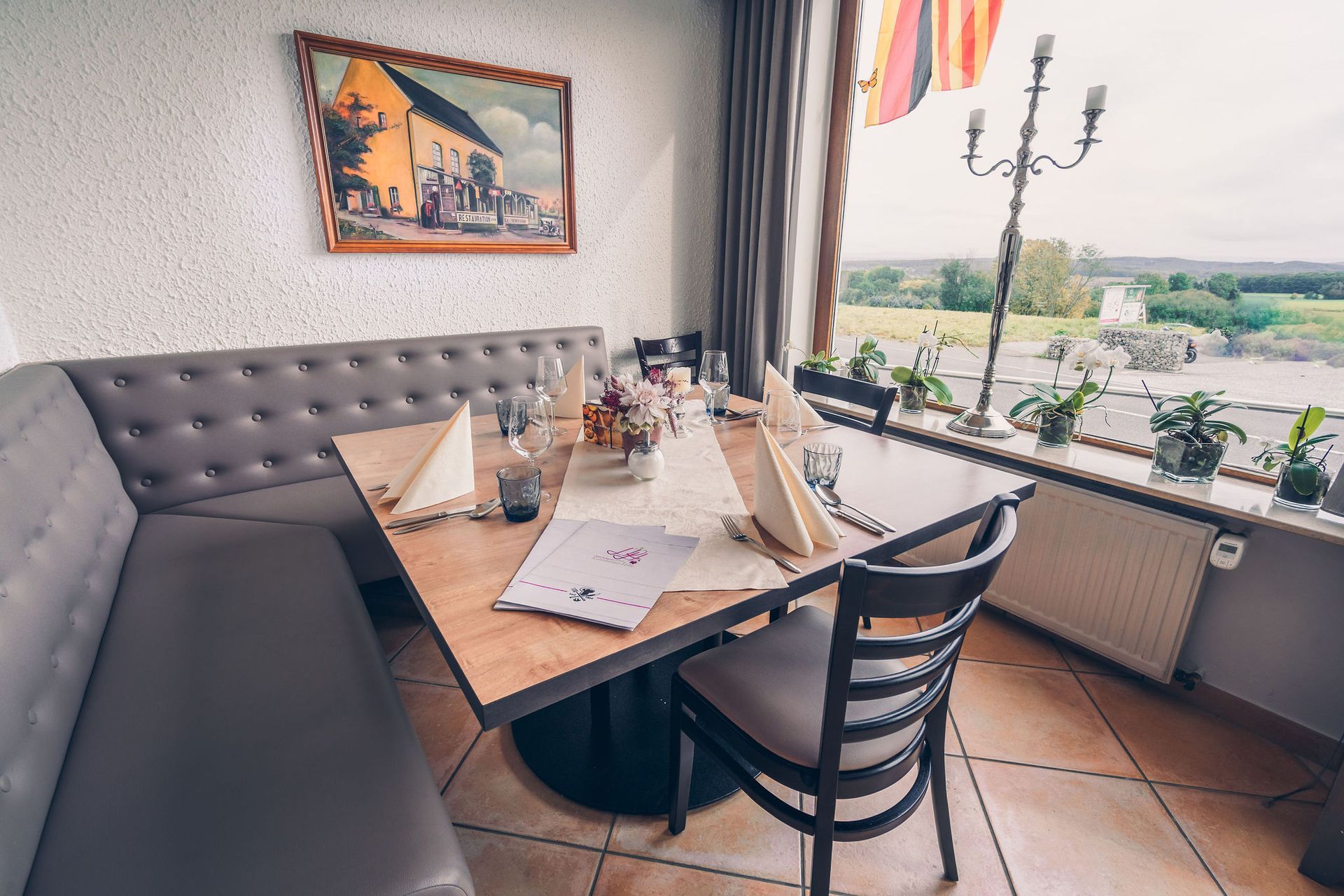 Gedeckter Esstisch im Restaurant