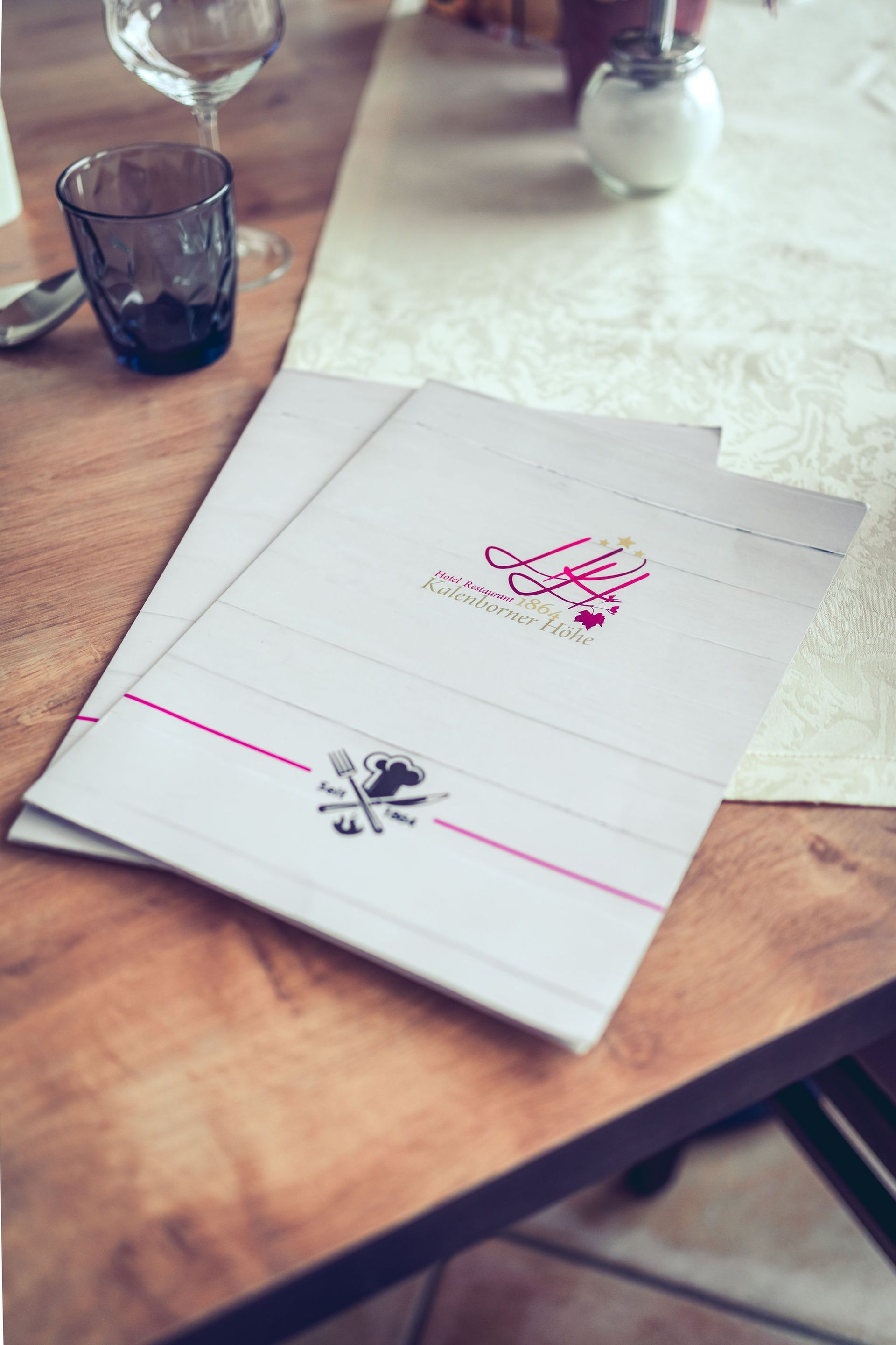 Speisekarten auf einem Esstisch