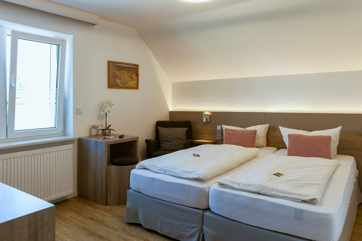 Hotelzimmer mit Doppelbett