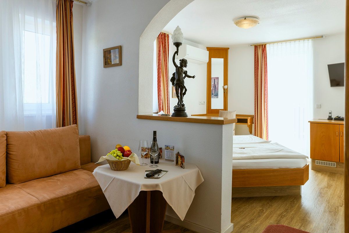 Hotelzimmer mit Couch und Dekoration