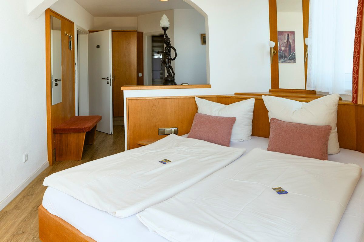 Hotelzimmer mit Doppelbett