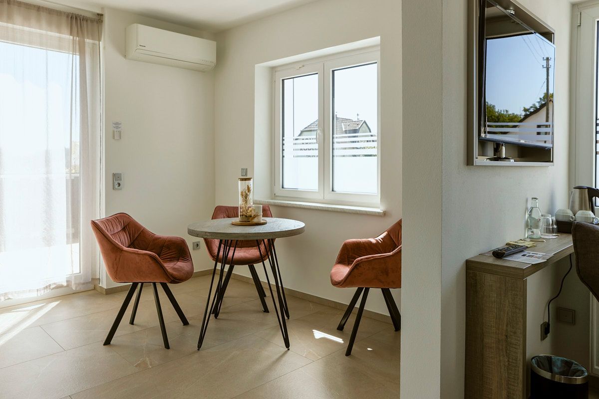 Hotelzimmer mit rundem Esstisch