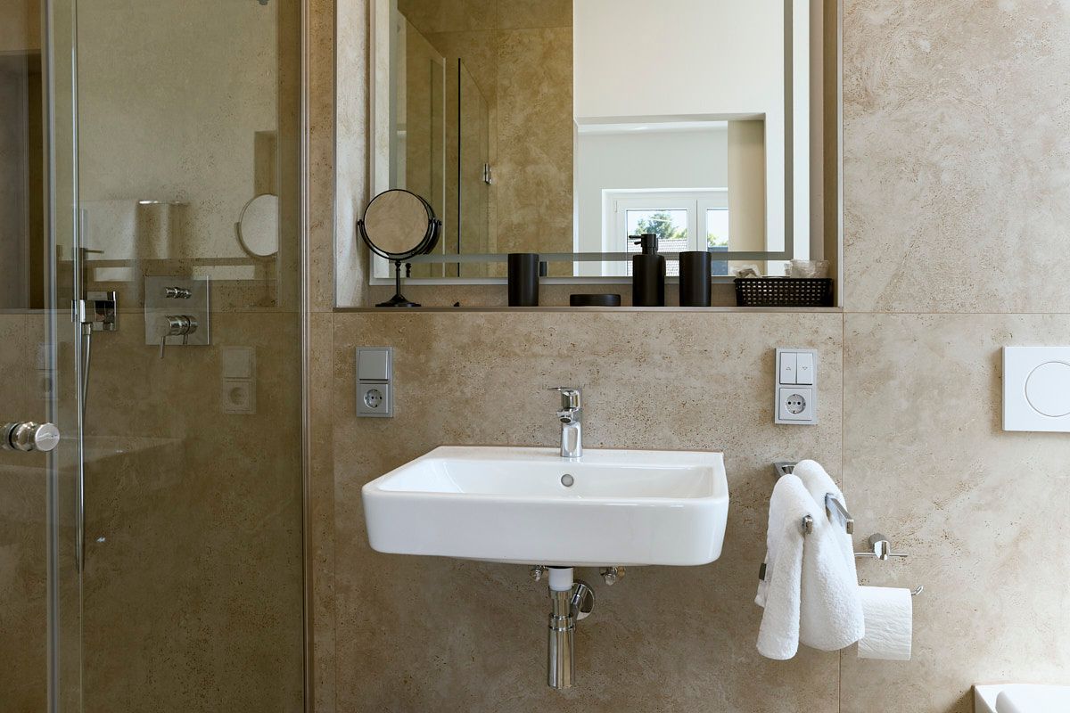 Badezimmer mit Dusche