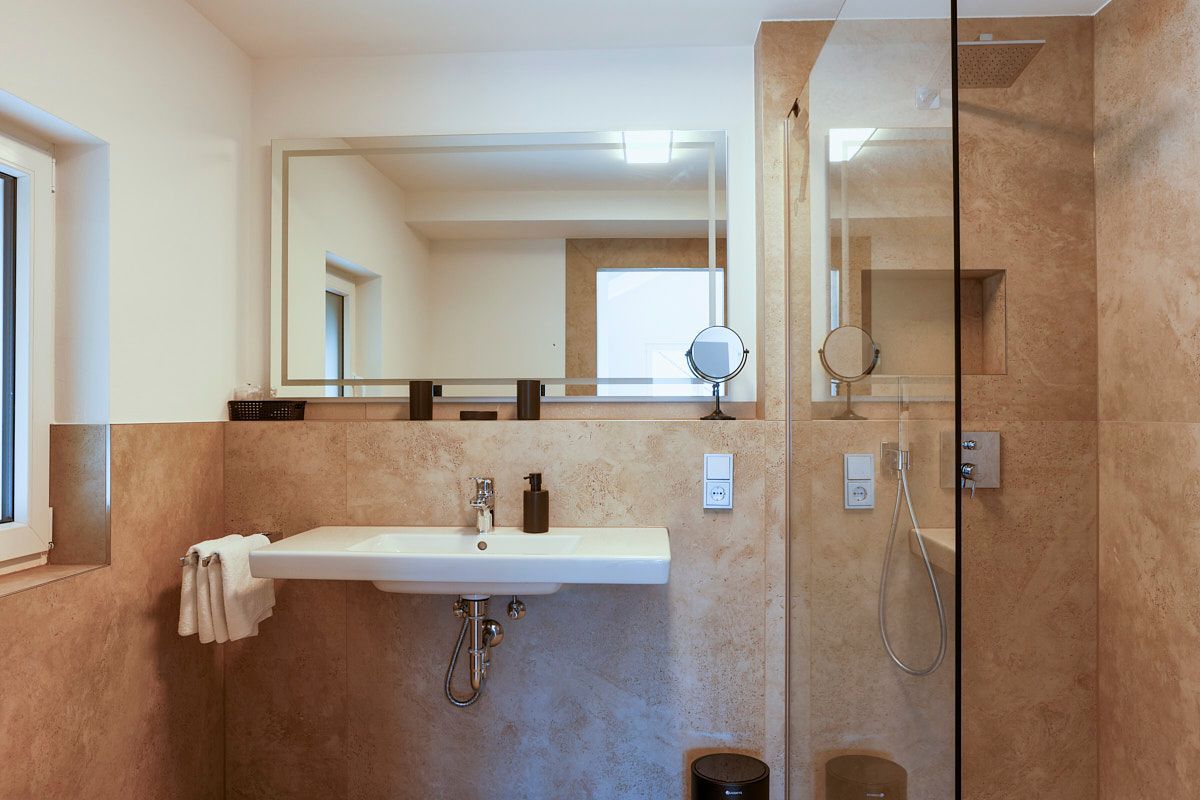 Badezimmer mit Dusche