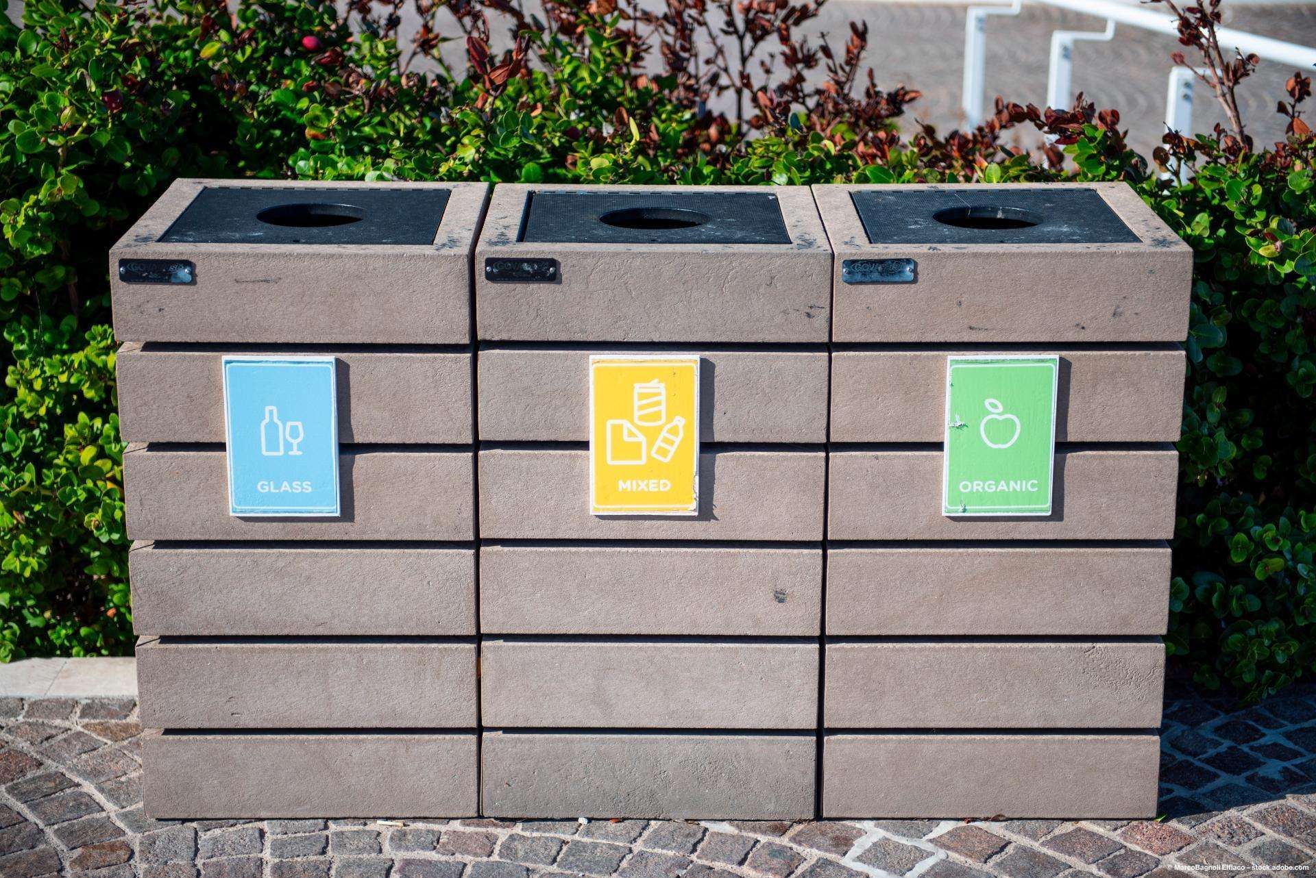 Drei verschiedene Mülltonnen für Glas, Plastik und Restmüll
