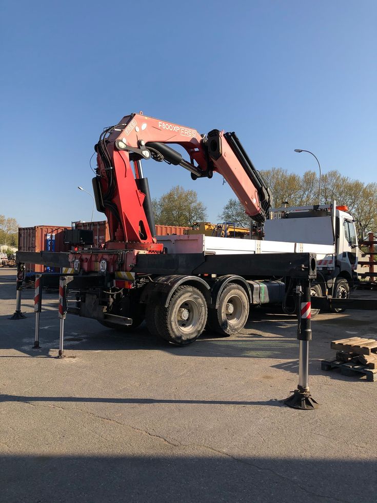 Bras d'une grue chargée sur une camionnette