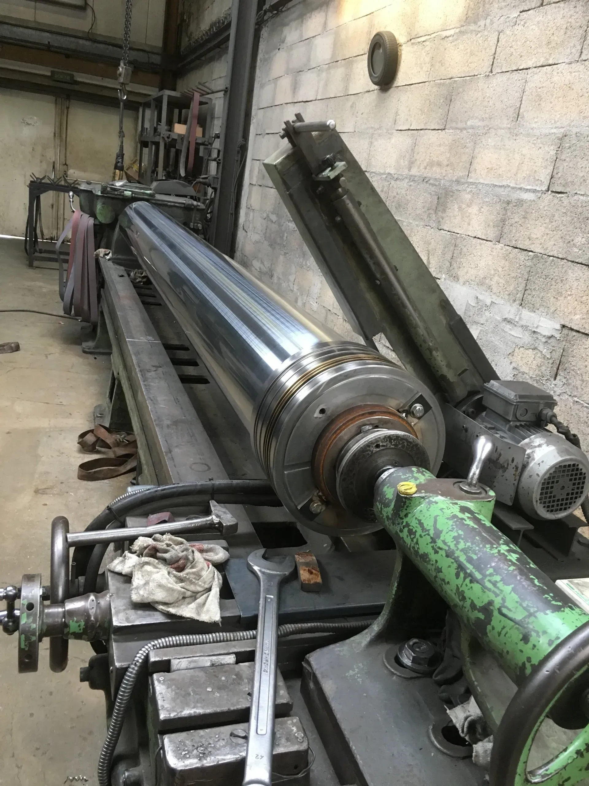 Étape de polissage d'un vérin hydraulique