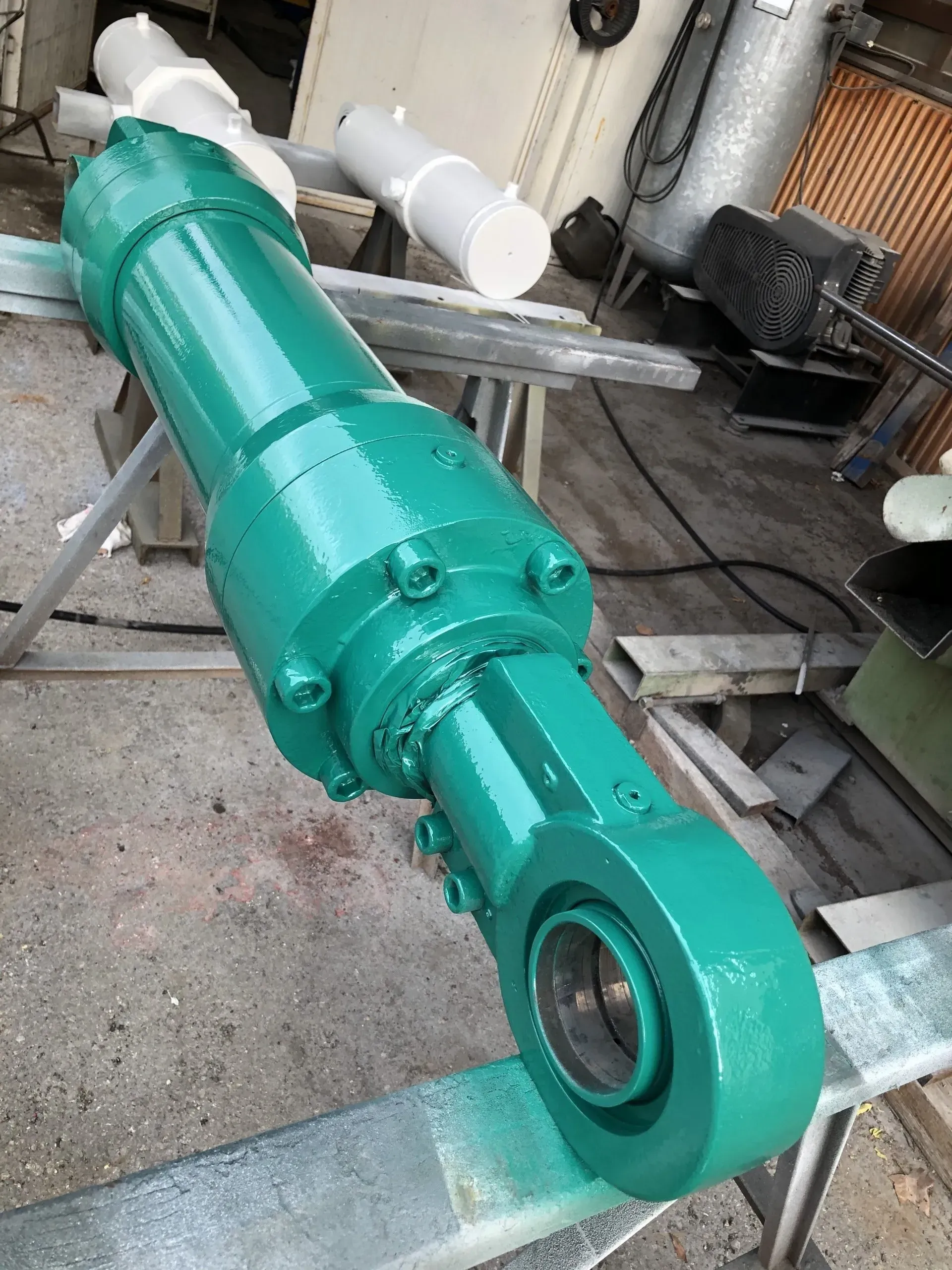 Vérin hydraulique réparé et peint en vert