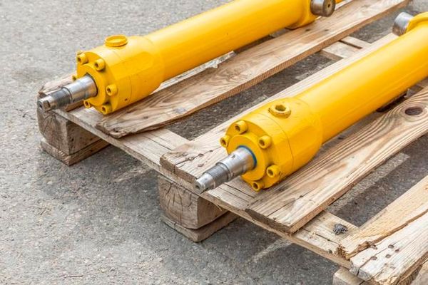 Vérin hydraulique sur une machine jaune