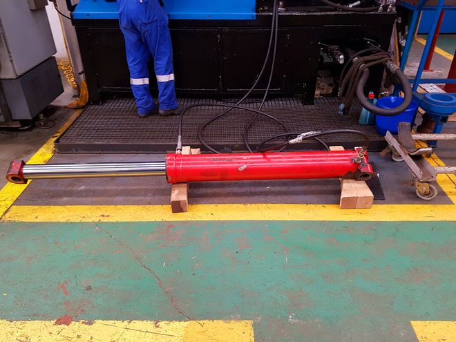 Axe de vérin hydraulique après réparation