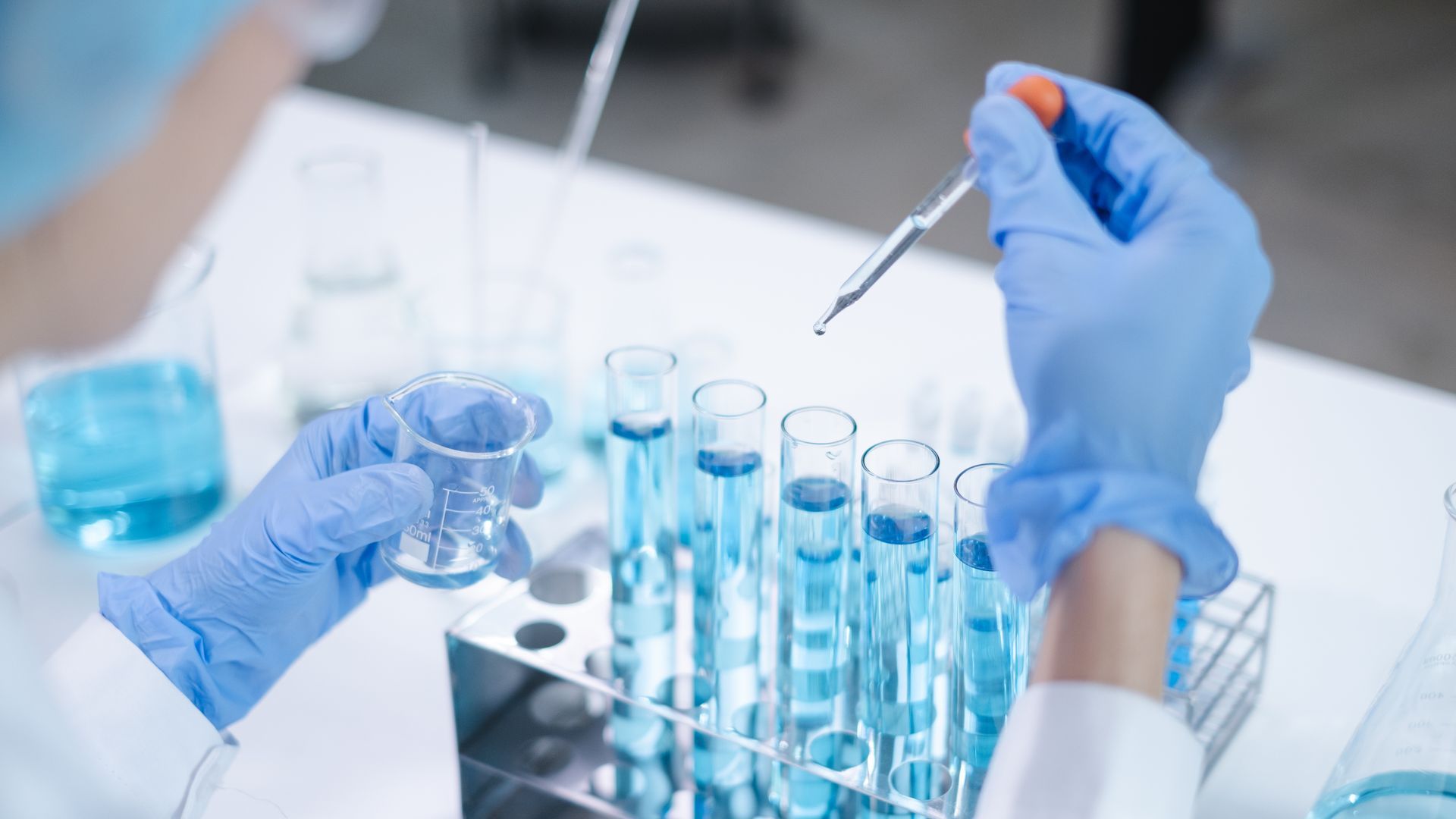 Un chercheur qui manipule des solutions pharmaceutiques
