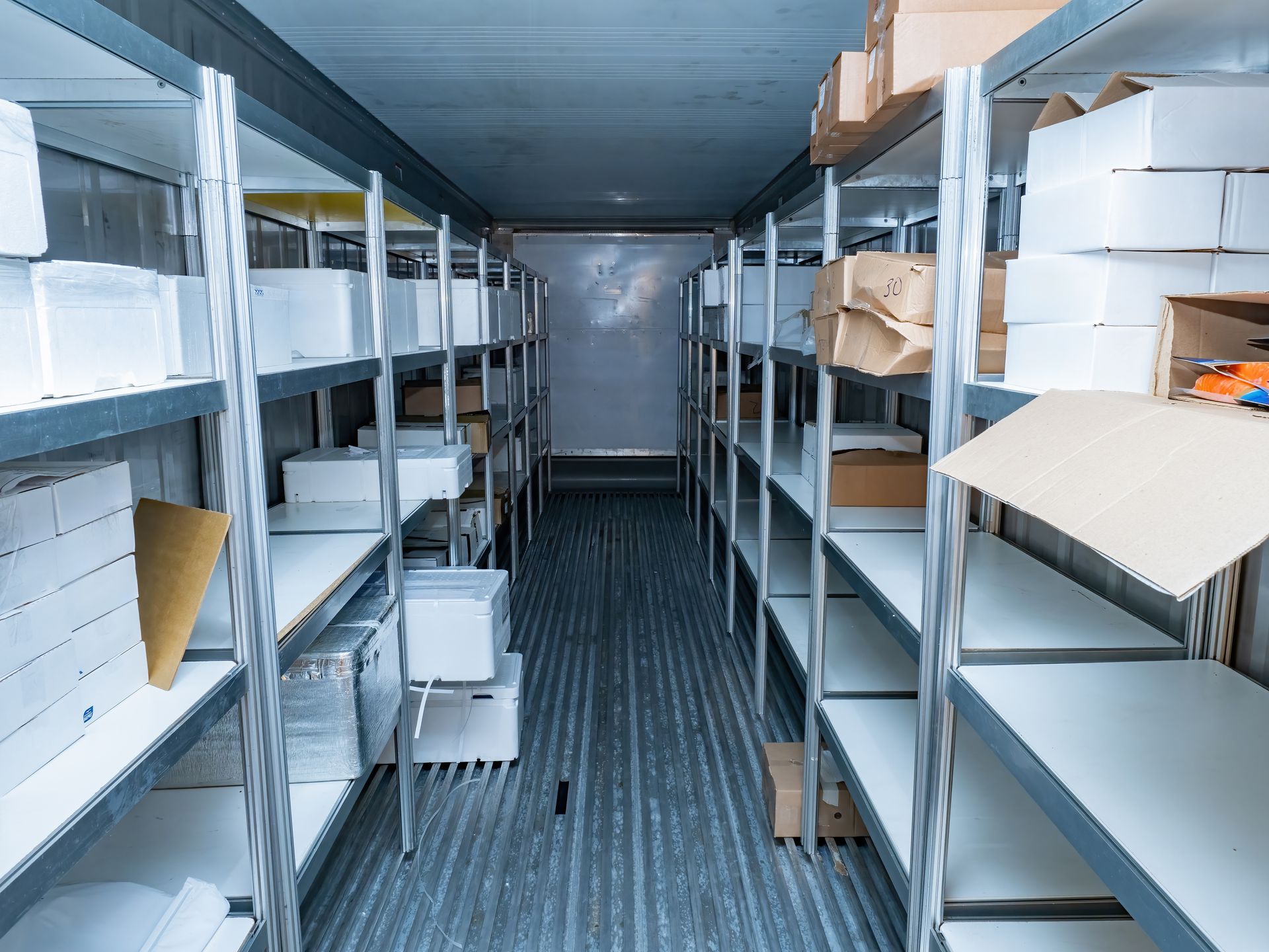 Une chambre froide mal éclairée