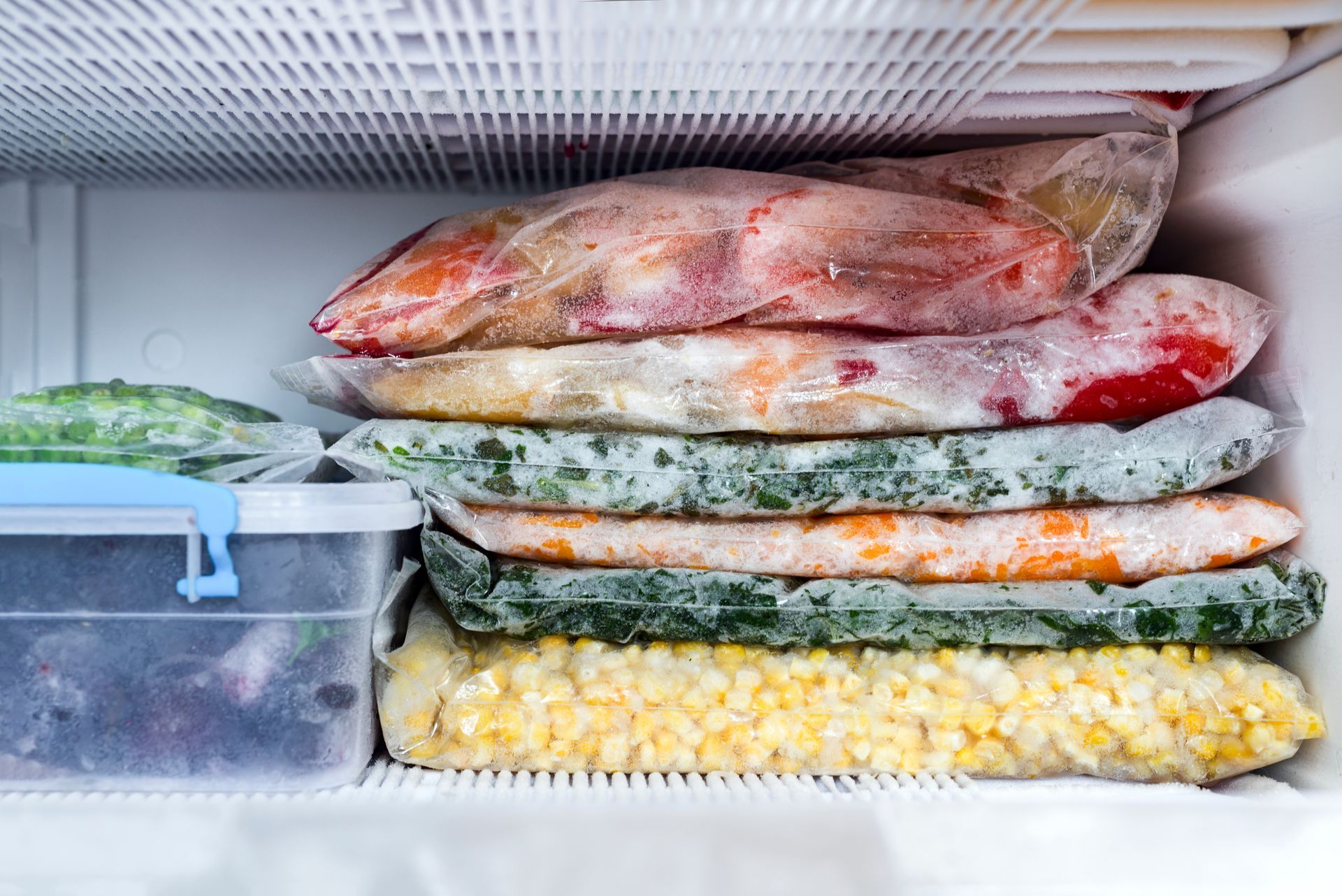 Des produits congelés stockés en chambre froide négative