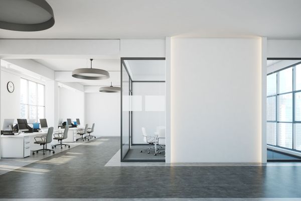 Un open space avec une cloison vitrée