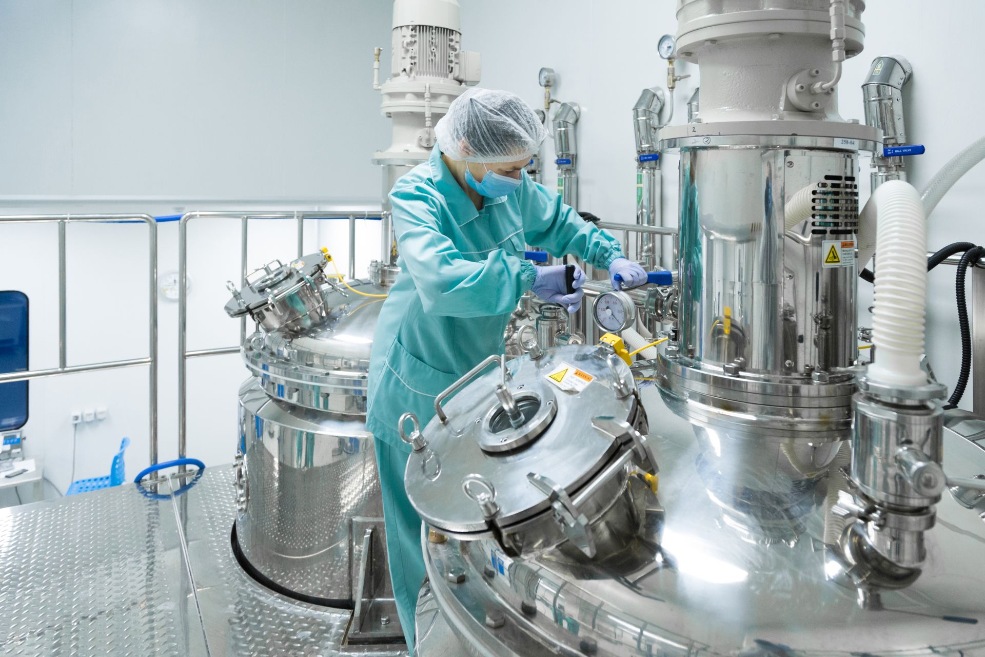 Une technicienne de laboratoire travaillant dans une salle blanche stérile