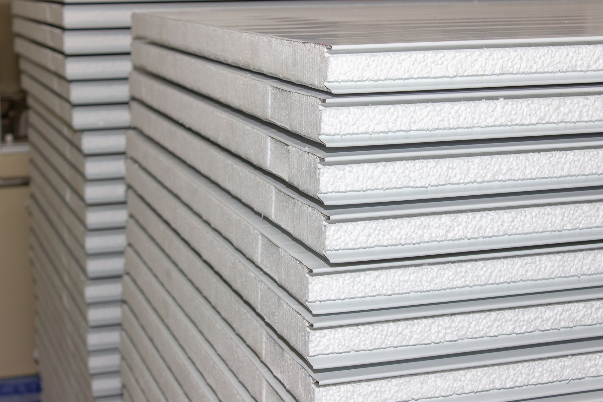 Une pile de panneaux isothermes