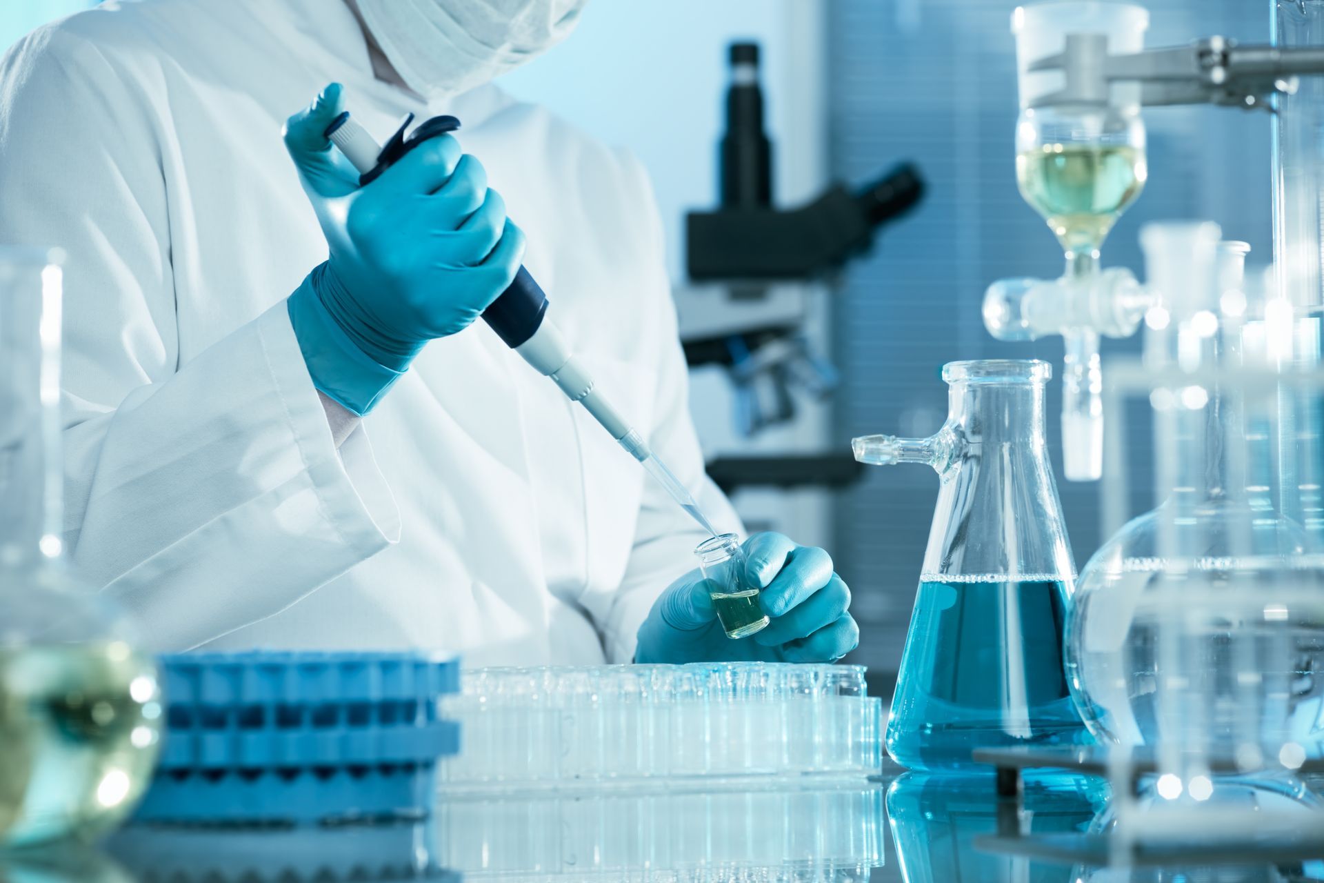 Un technicien de laboratoire qui analyse un produit pharmaceutique