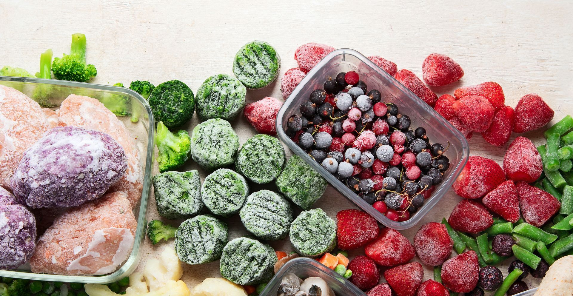 Un ensemble de fruits et légumes surgelés