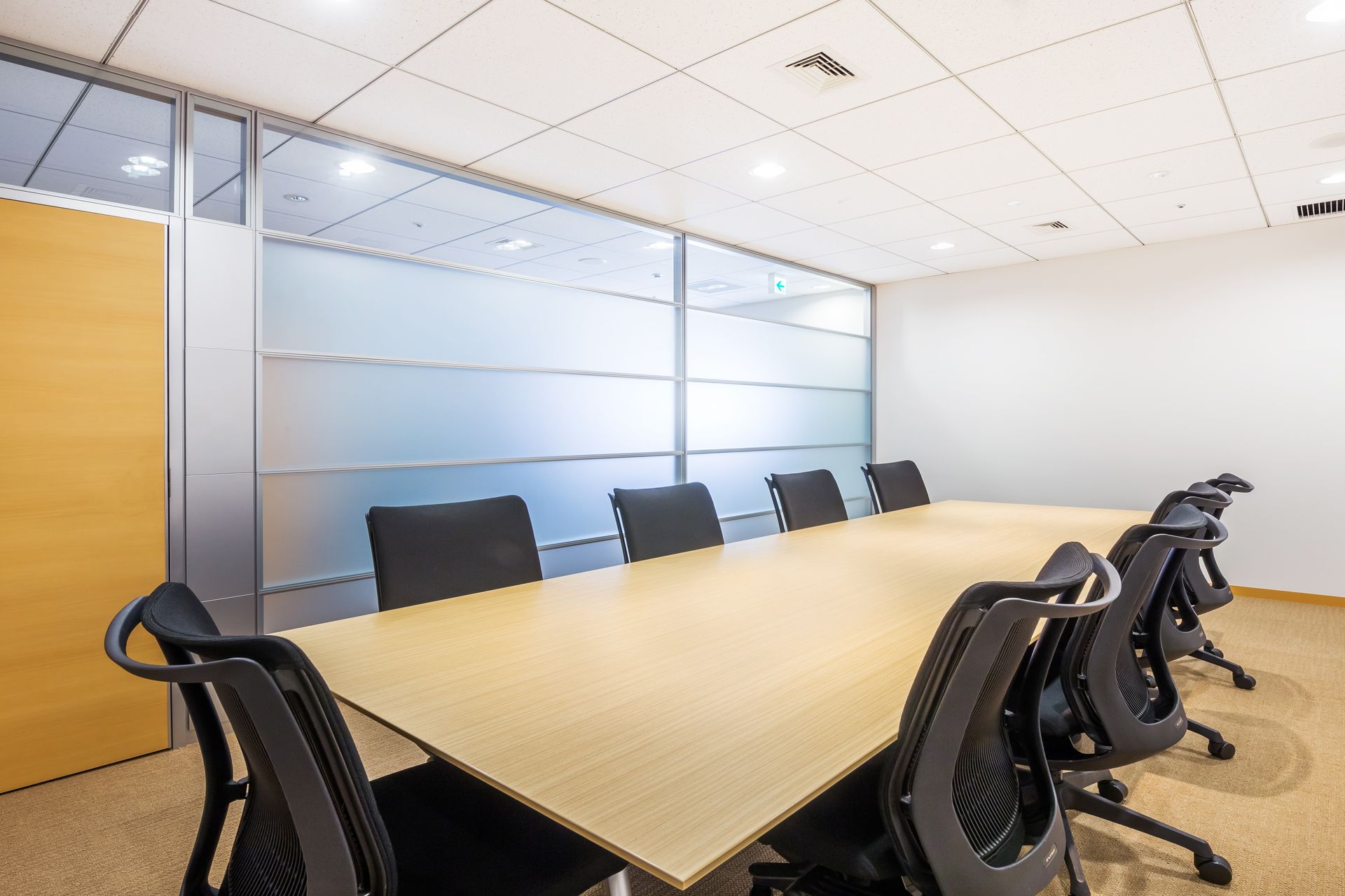 Une salle de réunion avec une cloison en verre