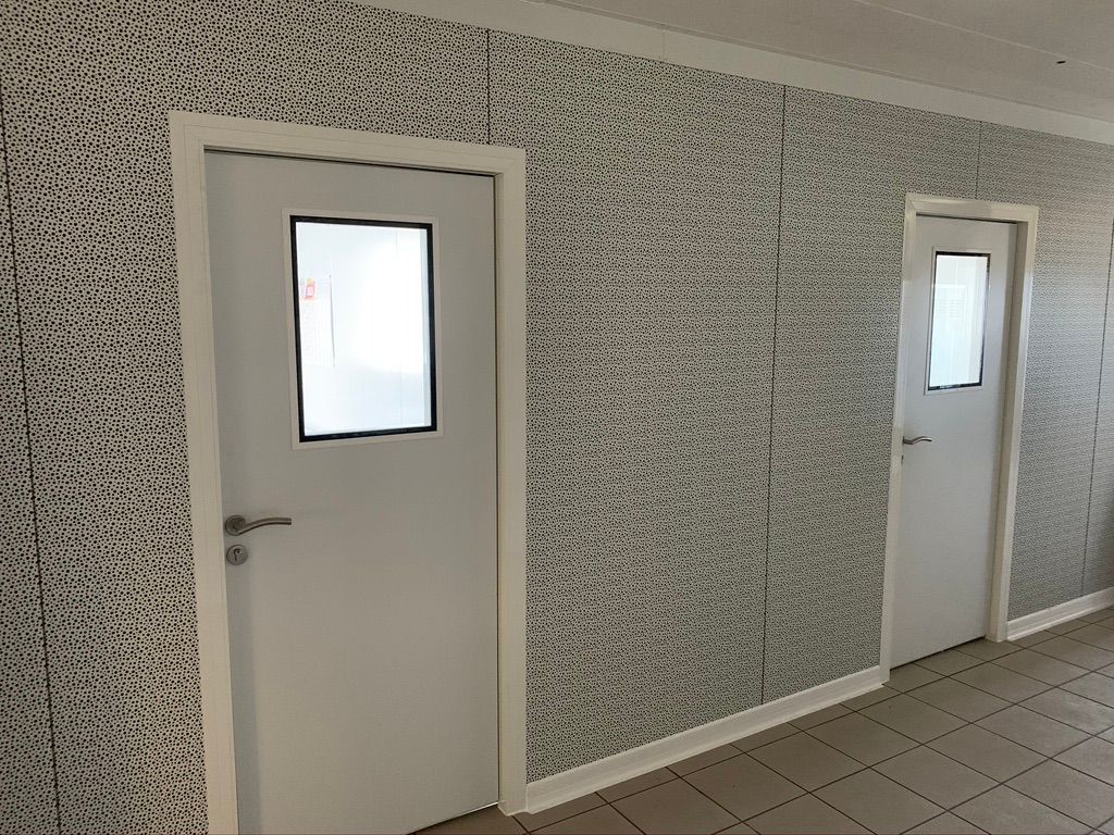 Une cloison avec des panneaux isolants phoniques