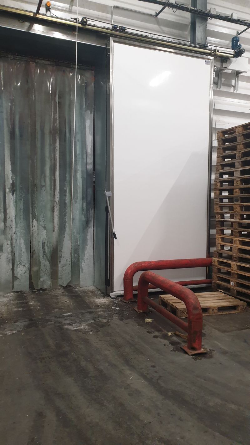 Une porte neuve de chambre froide